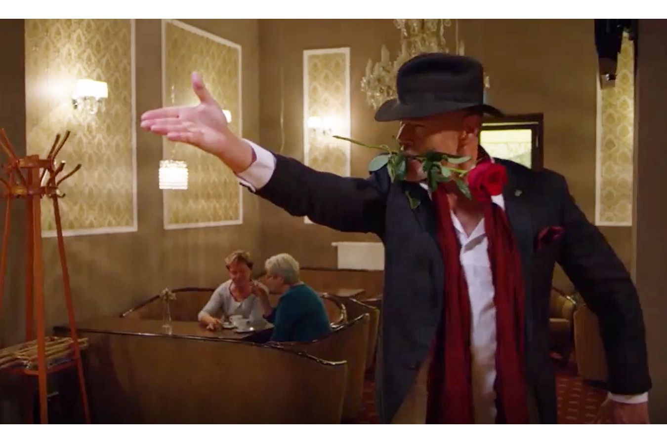 Hvězdně obsazená komedie Román pro pokročilé má první video