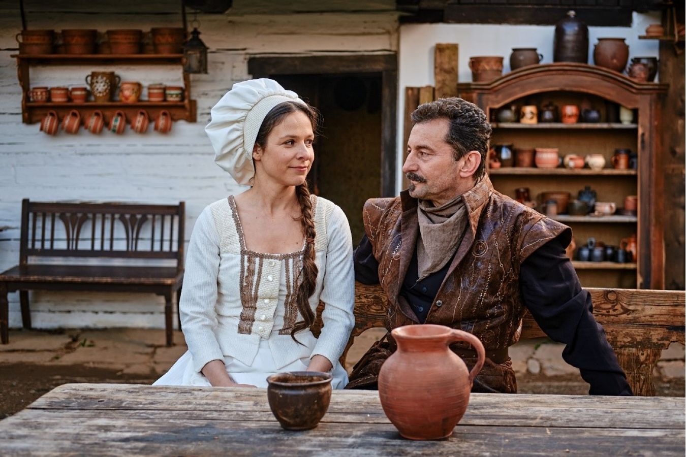 Veronika Khek Kubařová zpívá písničku z Tajemství staré bambitky 2 v novém klipu z filmu.