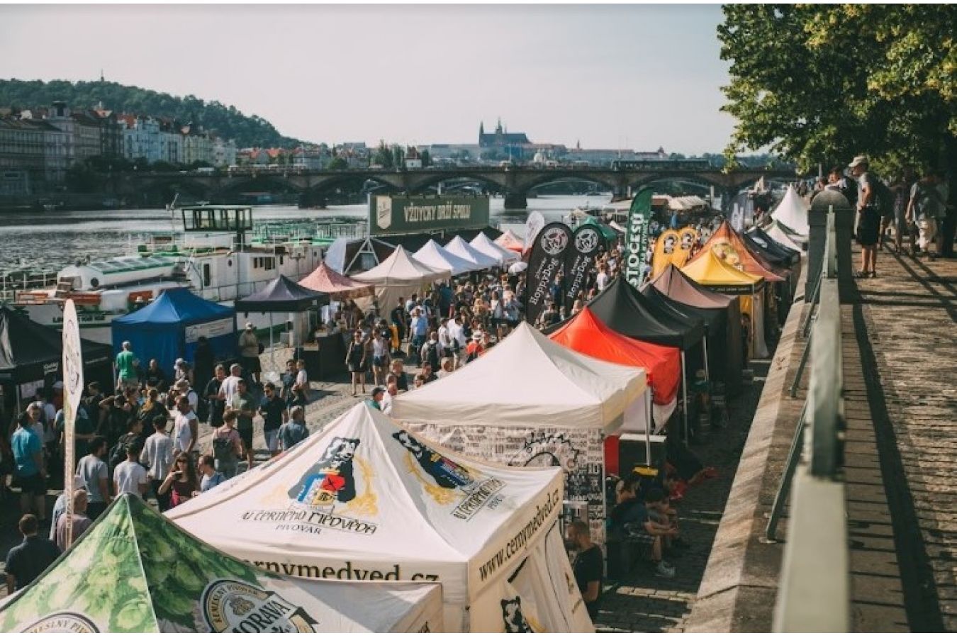 Červnový festival Pivo na Náplavce představí přes 50 minipivovarů