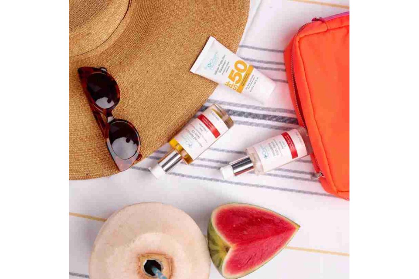 Crossbody kabelka Serena Bute s letní tělovou sadou The Organic Pharmacy
