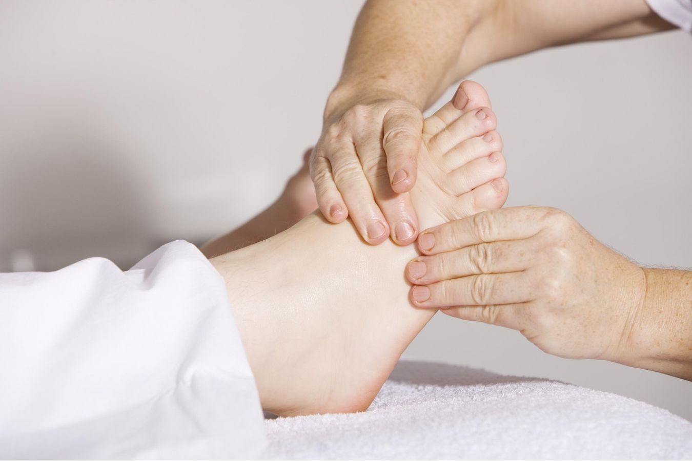 Masáž nohou, která dodá energii a vitalitu celému tělu – reflexní terapie