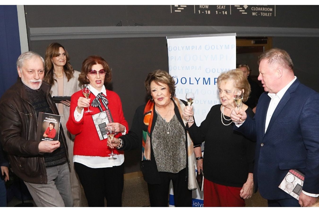 Jiřina Bohdalová vydala novou kuchařku Prababičky pravnoučatům, kterou věnovala svému pravnukovi Toníčkovi