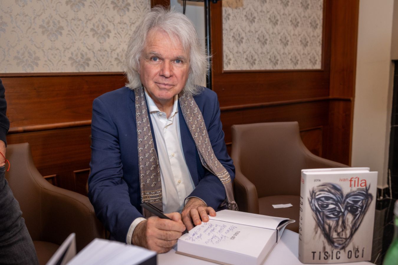 Křest románu Ivana Fíly Tisíc očí proběhl za účasti Kříže, Donutila a Medvecké