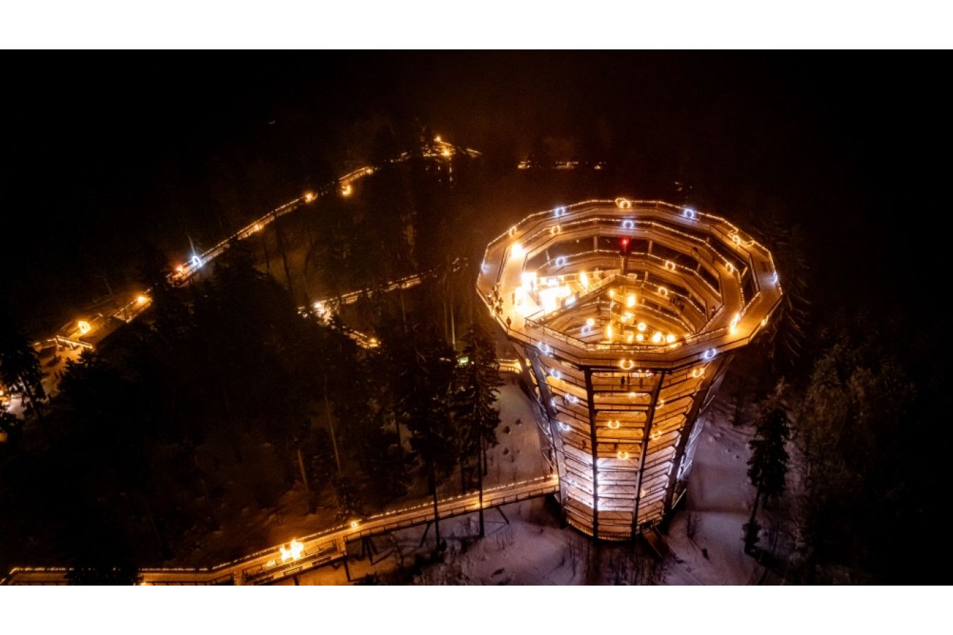 Magie světla v Krkonoších: Stezka korunami stromů nabízí unikátní zimní zážitek