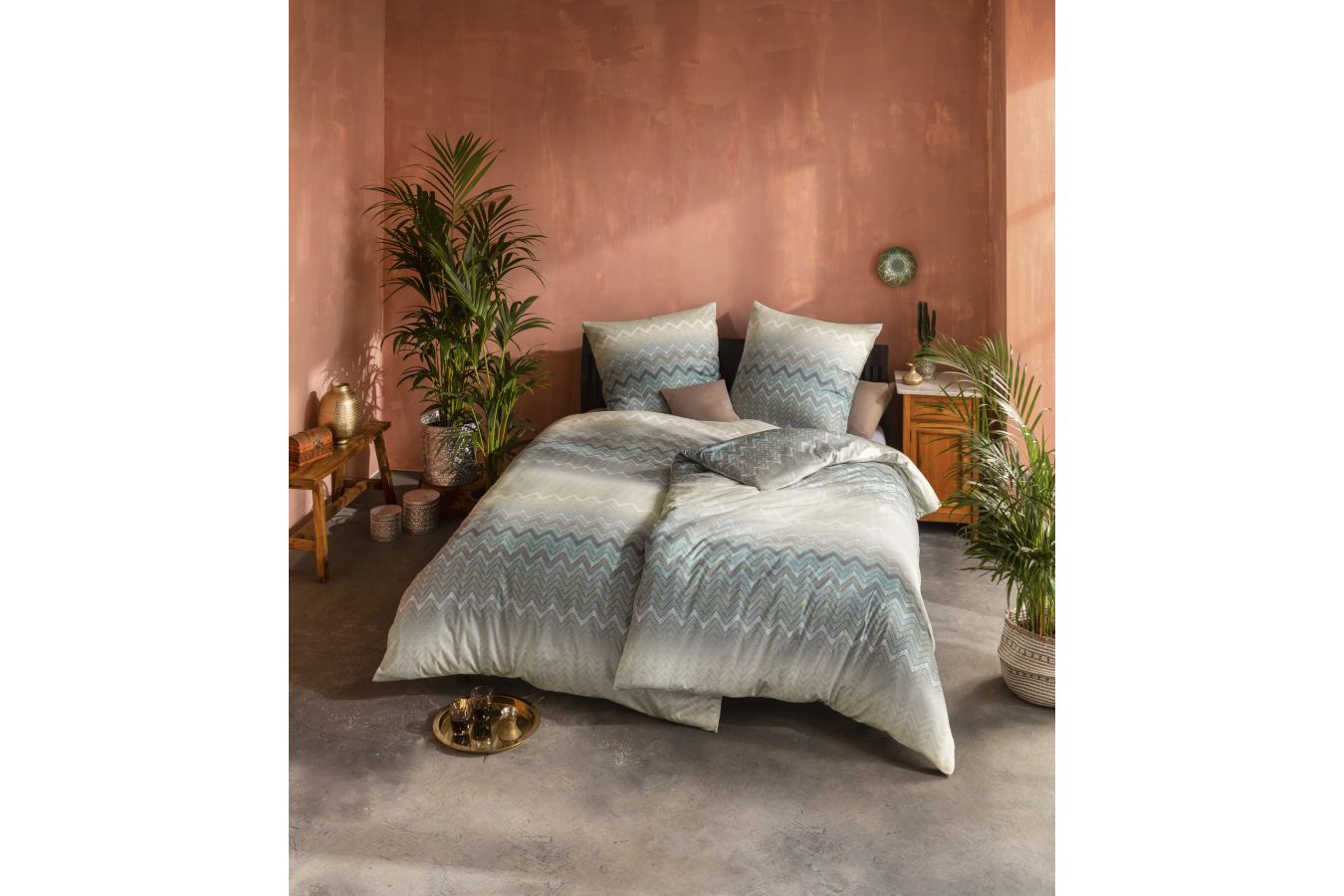 Nebojte se kombinovat barvy v ložnici