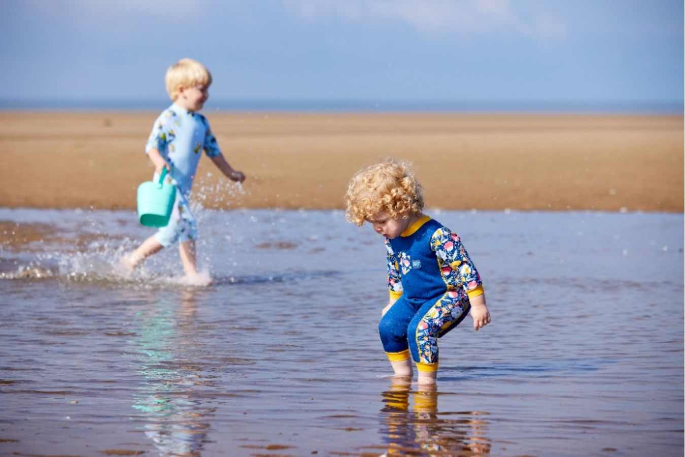 Co sbalit k vodě pro miminko? Výbava, která usnadní první koupání