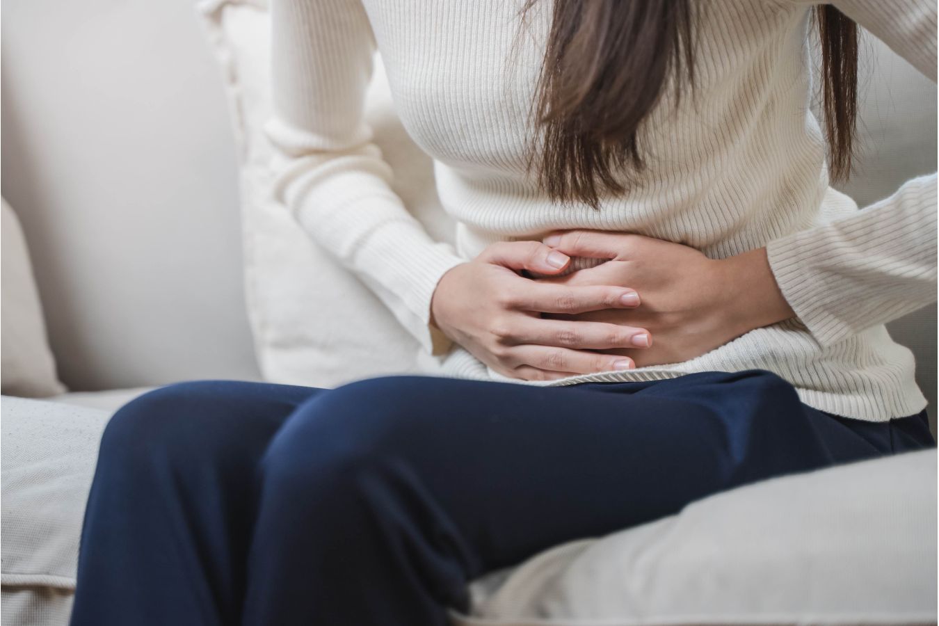 Bolest, která přichází ve vlnách. Co stojí za křečemi v břiše a kdy zpozornět