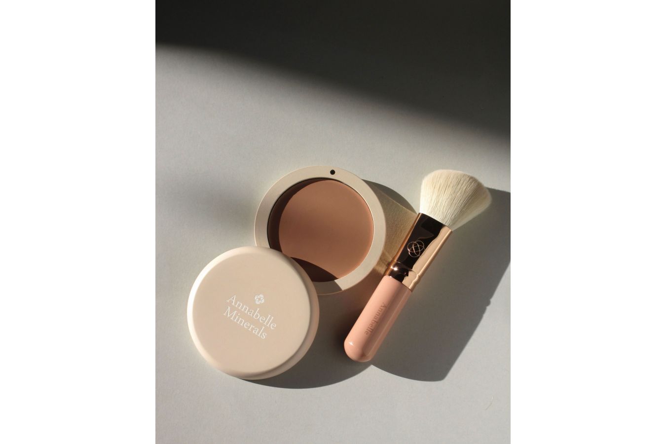 Dotek slunce a přirozené jarní líčení s bronzerem od Annabelle Minerals