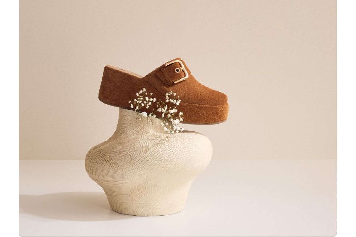 Dřeváky na platformě Högl: nejstylovější letní trend 2026, který spojuje komfort, eleganci a moderní městský look