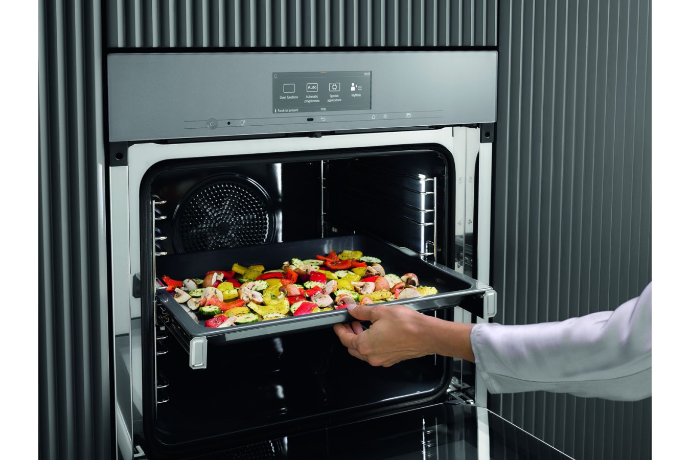 Miele představuje nové funkce Smart Food ID, Smart Browning Control a CookAssist