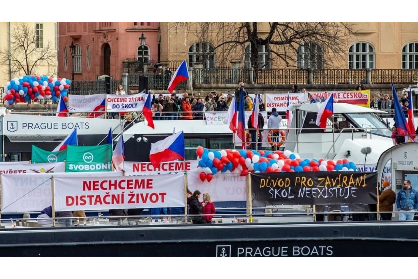 Vraťme děti do života Prahu pokryly plakáty podporující okamžité otevření škol pro všechny