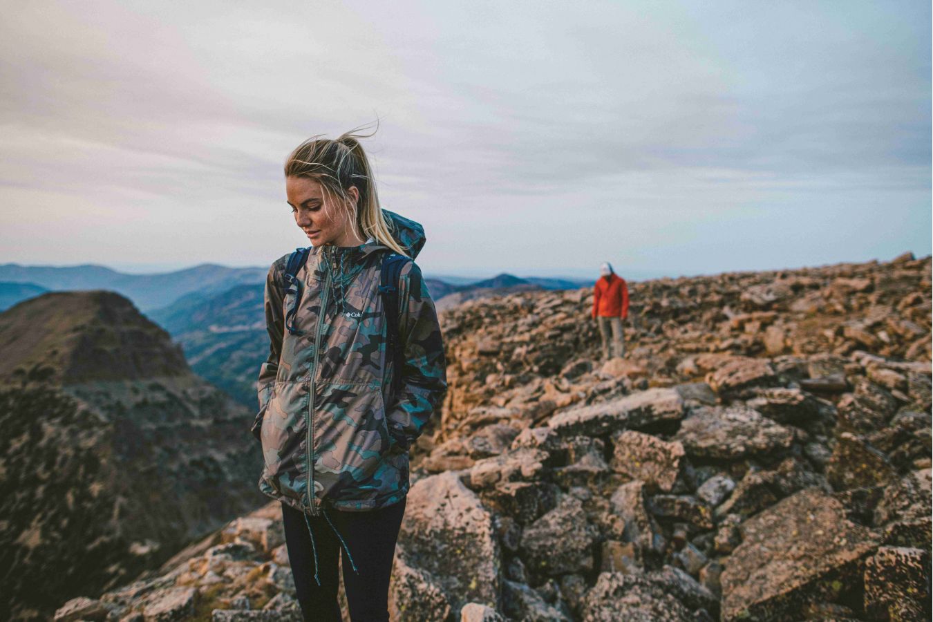 Sychravé jarní počasí vyžaduje pečlivý výběr bund i bot na trek