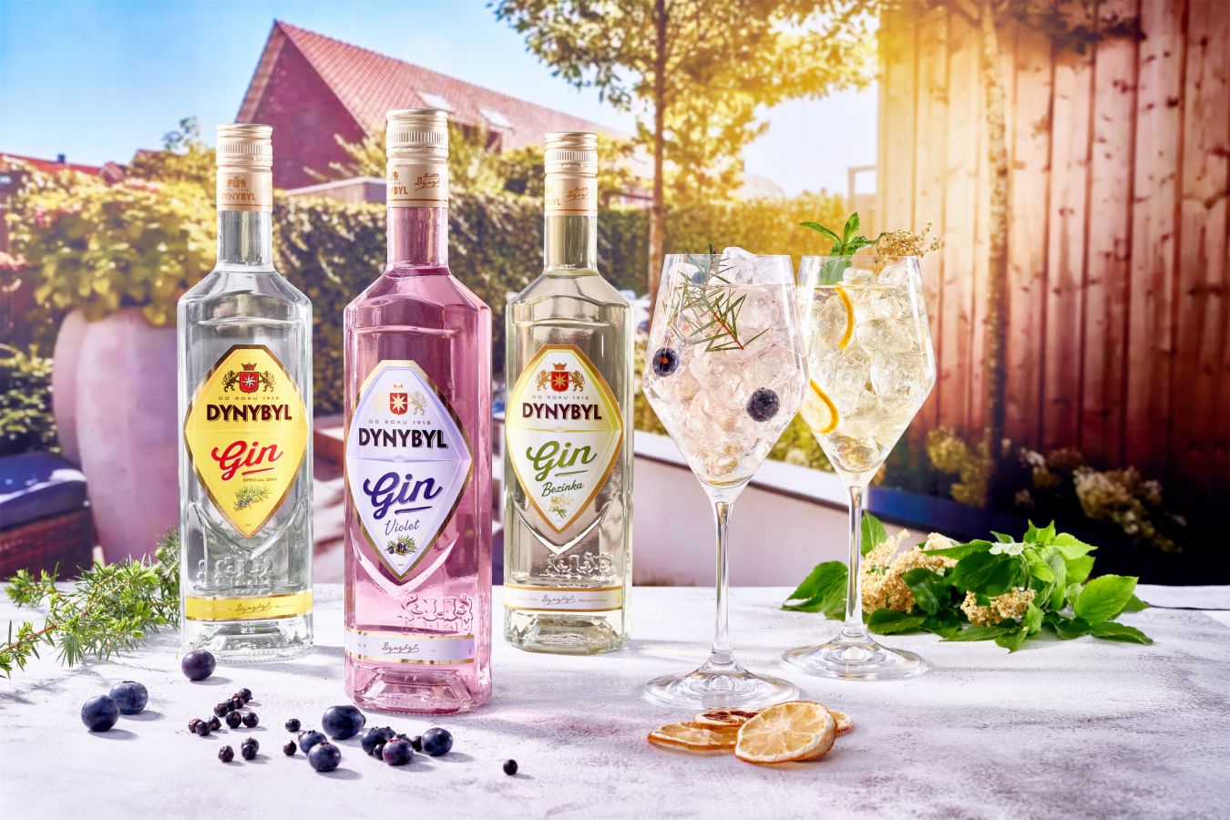 Prvorepubliková značka českých lihovin Dynybyl uvádí na trh nový jalovcový gin s příchutí bezinky