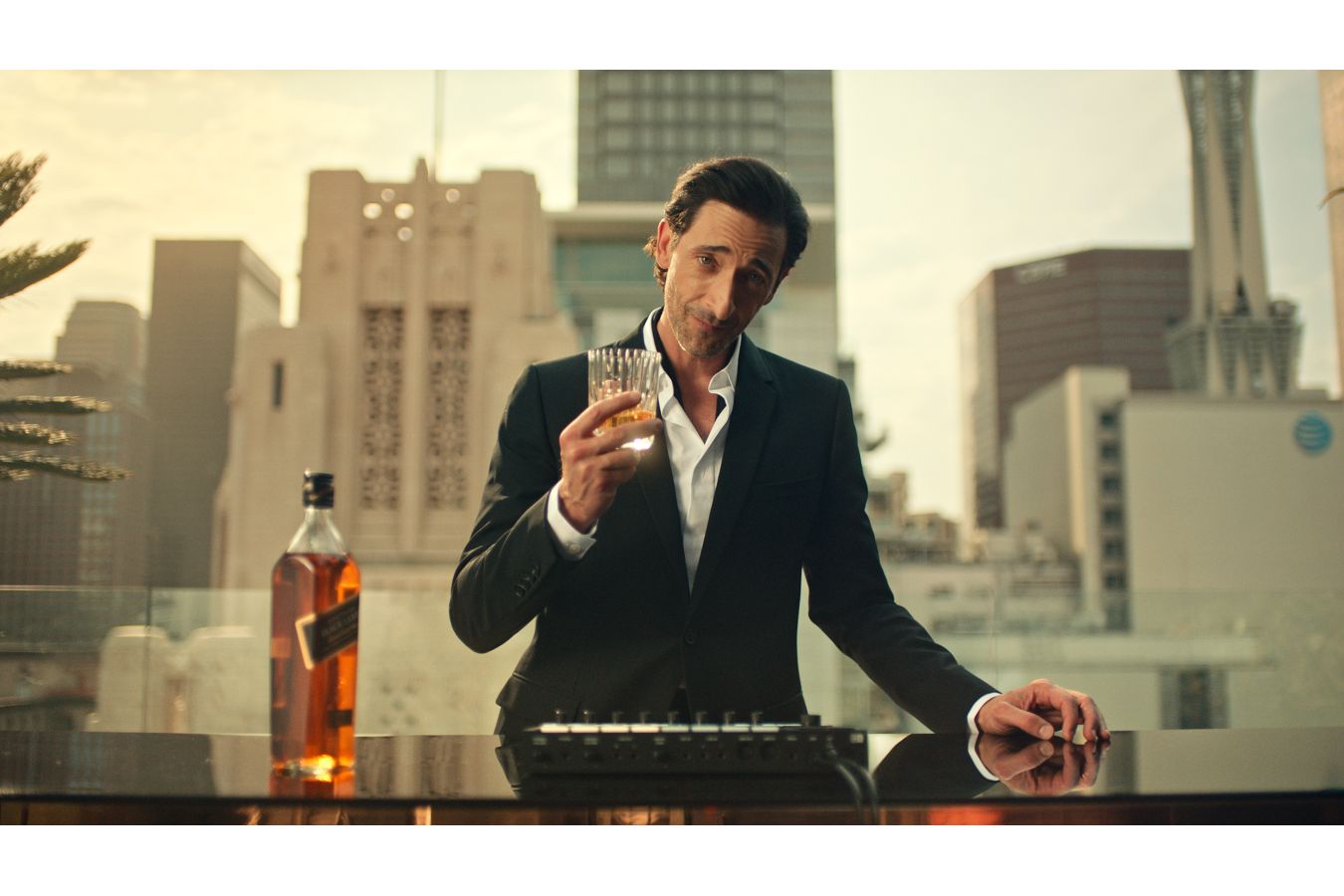 Adrien Brody s evropskými kořeny je novým „HERO“ JOHNNIE WALKER